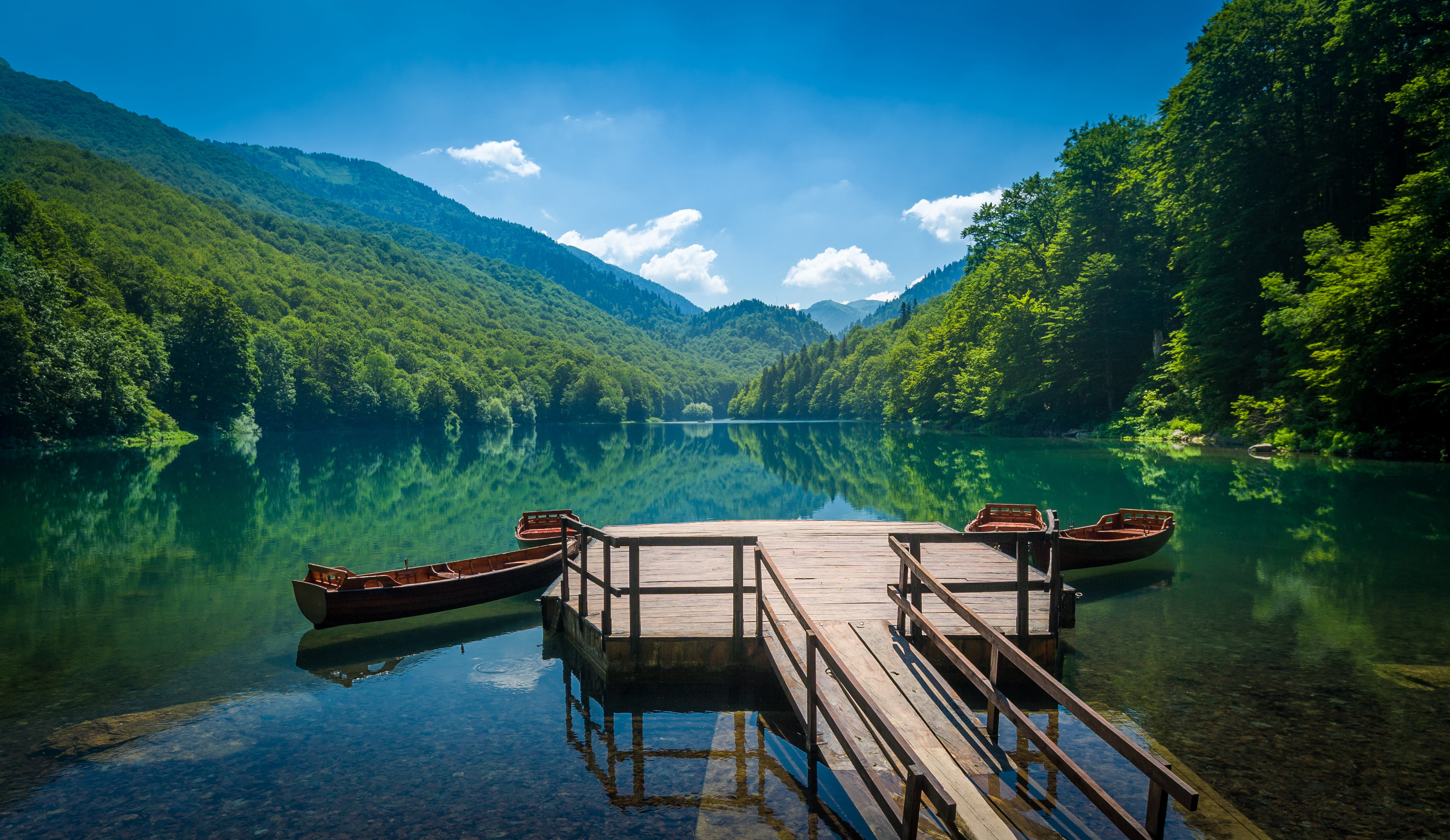 Биоградское озеро в Черногории, ПМЖ которой могут получить иностранцы