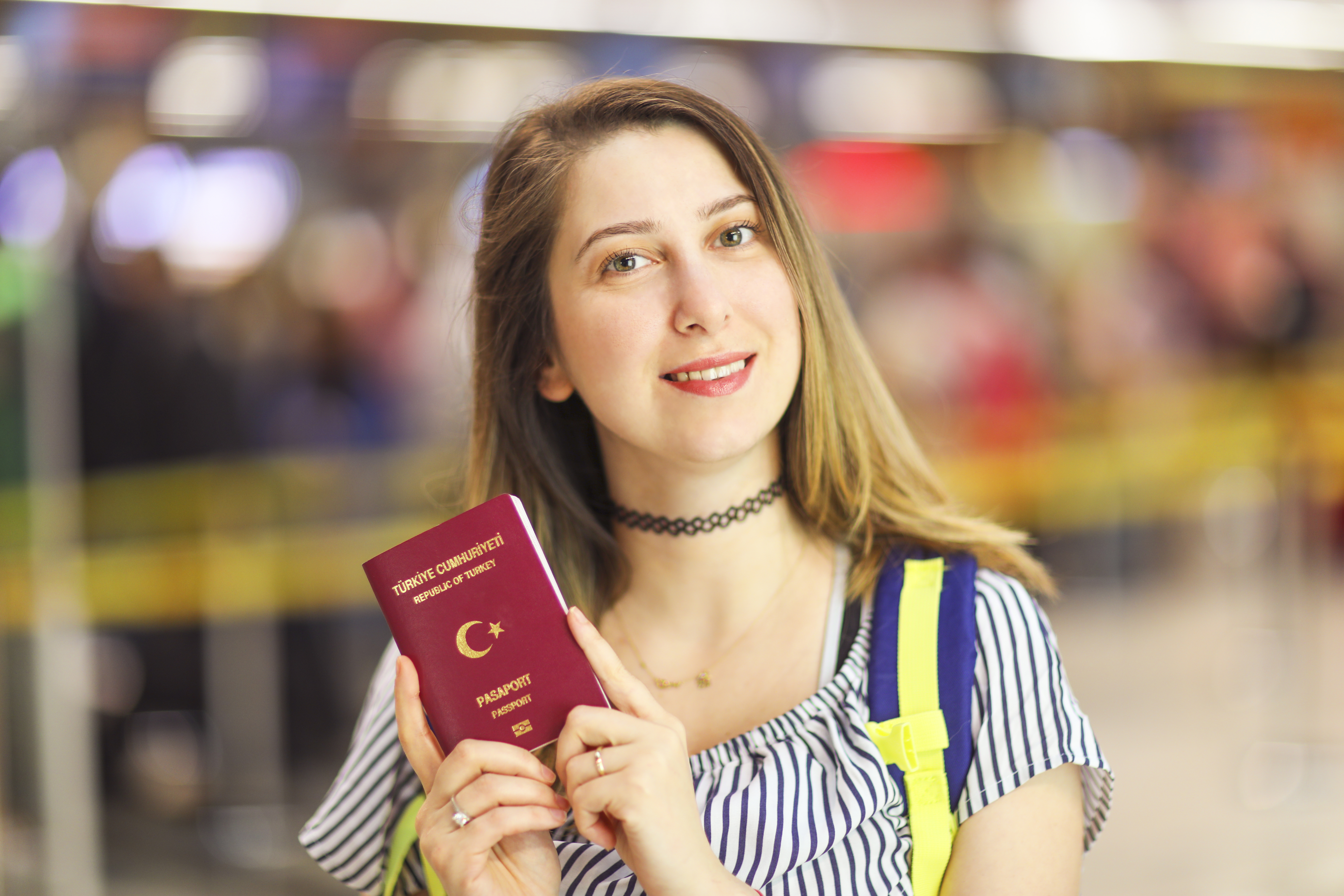 Девушка с паспортом Канады